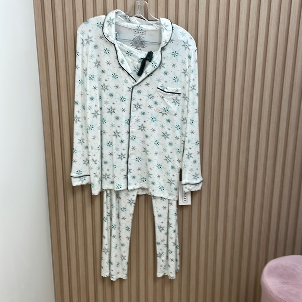 Light weight snow flake pj set.